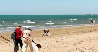 Уборка пляжа в Анапе. Скриншот фото "Добровольцы ССЛ" от 26.04.26, https://t.me/setisitolopata/2897.