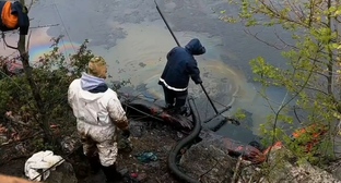 Ликвидация разлива нефтепродуктов в Туапсинском округе. Кадр видео оперштаба Кубани https://t.me/opershtab23/15926