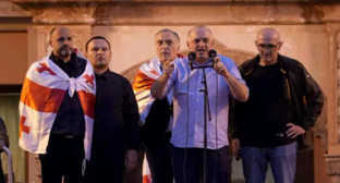 Слева направо: Иракли Надирадзе, Паата Манжгаладзе, Паата Бурчуладзе, Муртаз Зоделава, Лаша Беридзе на акции 04.10.25. Скриншот фото "Интерпрессньюс" https://www.interpressnews.ge/ru/article/174819-po-delu-4-oktiabria-paata-burchuladze-murtaz-zodelava-iraklii-nadiradze-lasha-beridze-i-paata-mandzhgaladze-prigovoreny-k-7-tornike-mchedlishvili-nika-gventsadze-iraklii-chkhvirkiia-k-5-a-iraklii-shaishmelashvili-k-2-godam-lisheniia-svobody.
