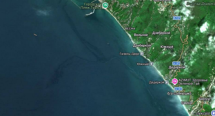 Акватория у Туапсе. Снимок Sentinel-2A от 06.05.25, источник "Прозрачный мир", https://t.me/twrussia/6047.