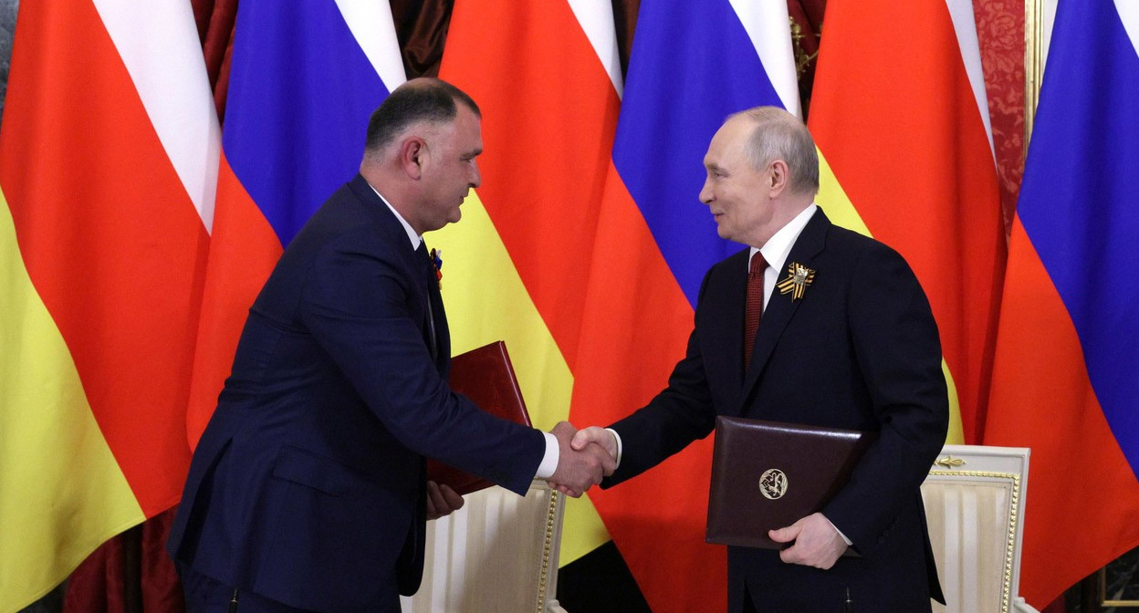 Гаглоев и Путин после подписания договора. Источник: kremlin.ru