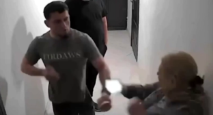 Боец "Ахмата" избивает женщину. Стоп-кадр "Сапа Кавказ" от 16.05.26, https://t.me/sapakavkaz/7165.