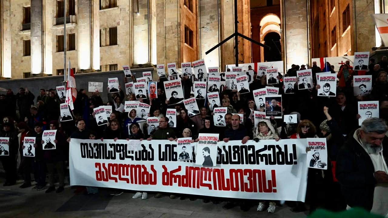 Непрерывные протесты в Тбилиси. Марш солидарности с политзаключенными. Фото JAMnews. Непрерывные протесты в Тбилиси. Марш солидарности с политзаключенными. Фото JAMnews.