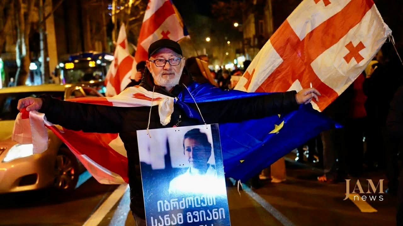 Непрерывные протесты в Тбилиси. Марш солидарности с политзаключенными. Фото JAMnews.