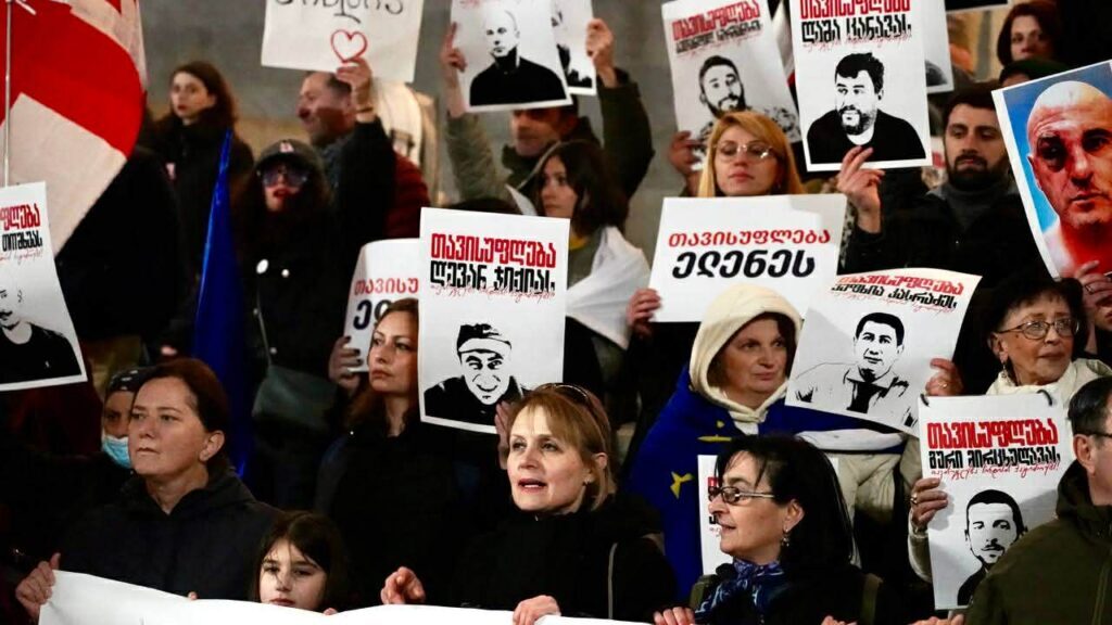 Непрерывные протесты в Тбилиси. Марш солидарности с политзаключенными. Фото JAMnews. Непрерывные протесты в Тбилиси. Марш солидарности с политзаключенными. Фото JAMnews.