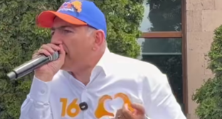 Никол Пашинян на встрече с избирателями. Стоп-кадр видео от 24.05.26, https://www.facebook.com/reel/968113589448204/