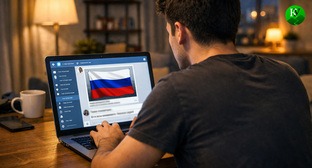 Мужчина оставляет комментарий. Иллюстрация создана «Кавказским узлом» с помощью ИИ в программе Copilot