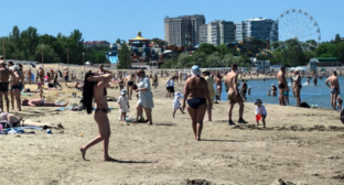 Отдыхающие на Центральном пляже Анапы. Скриншот фото из Telegram-канала Макса Анапского от 06.06.26, https://t.me/maksanapskii/20555