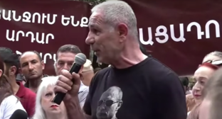 Исраэл Акопкохян у здания ЦИК Армении. Стоп-кадр видео News.Am от 14.06.26, https://www.youtube.com/watch?v=gHKjTA08qww&t=8s