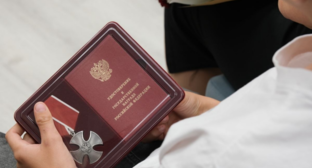 Орден Мужества в руках у родственника погибшего бойца. Скриншот фото от 05.06.26 из Telegram-канала администрации Красноярского округа, https://t.me/amo_kr_rayon/6204