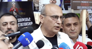 Стоп-кадр: "Два оппозиционных движения провели акцию протеста у здания правительства Армении". Фото: News.am. / https://news.am/ru/news/104732