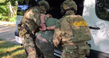 Сотрудники ФСБ задерживают подозреваемого. Скриншот видео https://www.1tv.ru/news/2026-07-09/547136