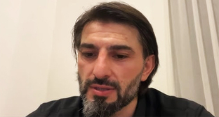 Адам Аушев. Скриншот видео https://www.youtube.com/watch?v=g3r42cwj_eQ