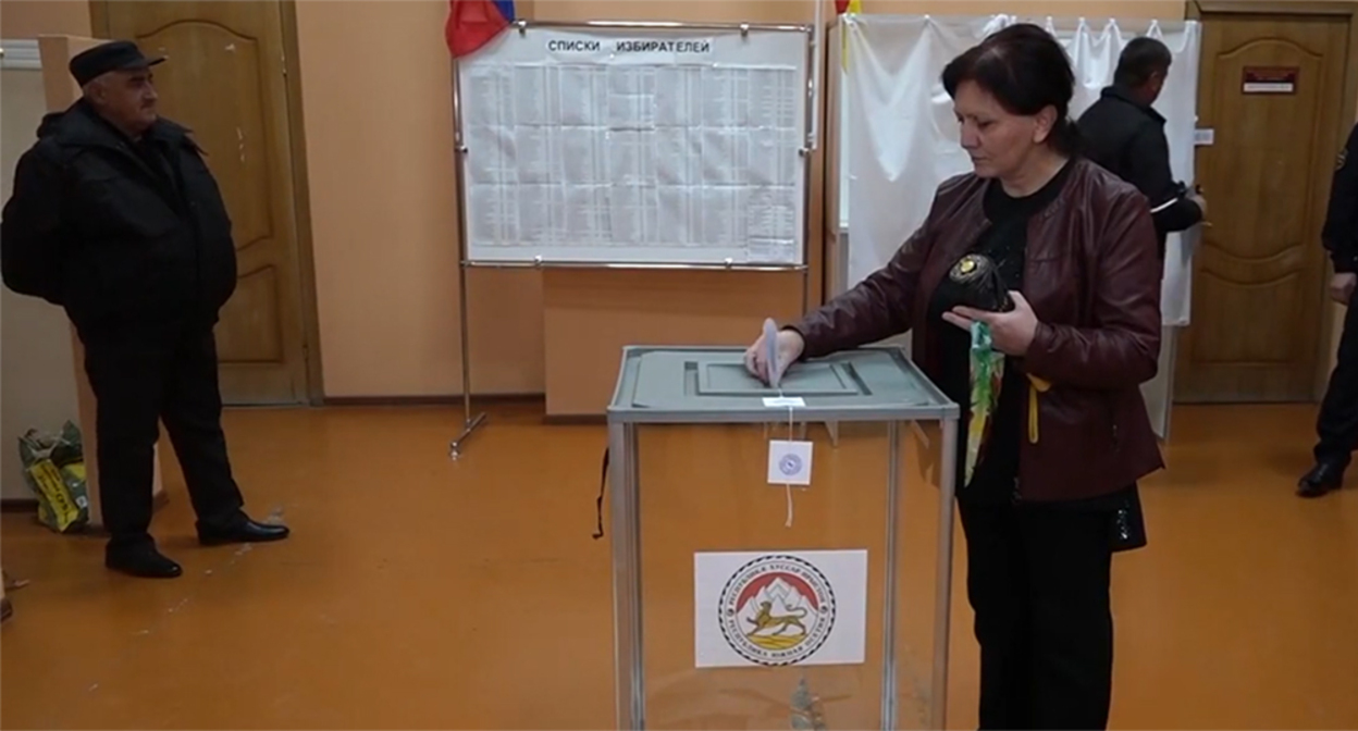 Жительница Южной Осетии голосует на выборах. Кадр из видео https://www.youtube.com/watch?v=PvgiXwMZerc