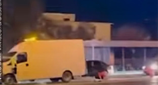 Дорожный рабочий во время намаза в Астрахани. 27 августа 2026 г. Скриншот видео https://t.me/astrakhansu/47017