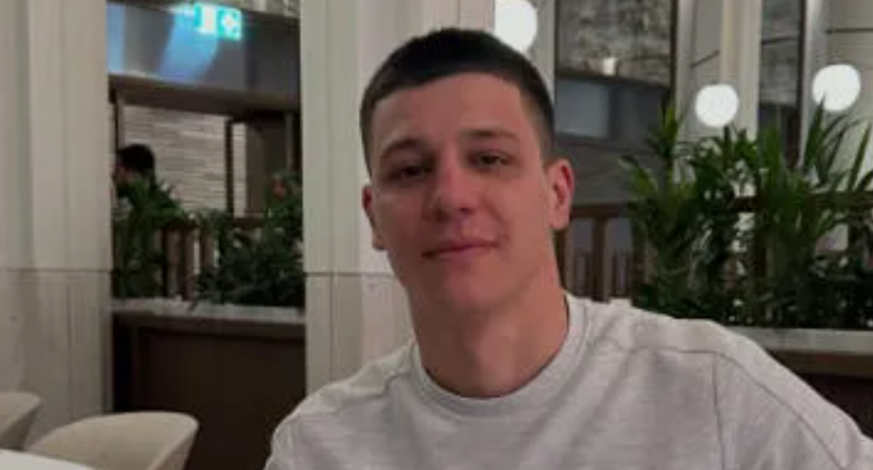 Даур Буава. Скриншот фото "Интерпрессньюс", https://www.interpressnews.ge/ka/article/878444-policiam-apxazi-blogeris-daur-buavas-gardacvalebis-paktze-gamoziebis-parglebshi-narkotikuli-sashualebis-shezena-shenaxvis-braldebit-ori-piri-daakava