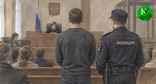 Мужчина стоит в зале суда. Иллюстрация создана "Кавказским узлом" при помощи ИИ в программе Copilot