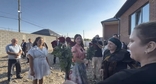 Жасмин и жители Мамедкалы возле новых домов. Кадр видео администрации Дербентского района / Telegram