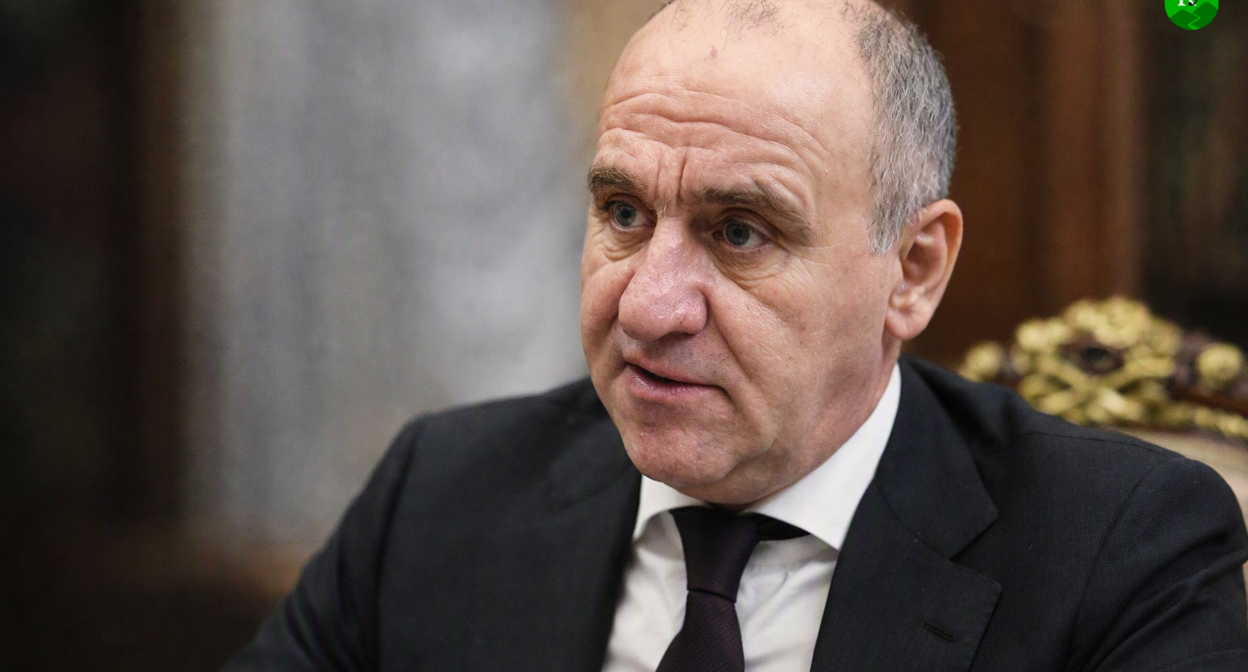 Рашид Темрезов. Фото http://kremlin.ru/events/president/news/73549. Иллюстрация создана «Кавказским узлом» с помощью ИИ в программе Copilot