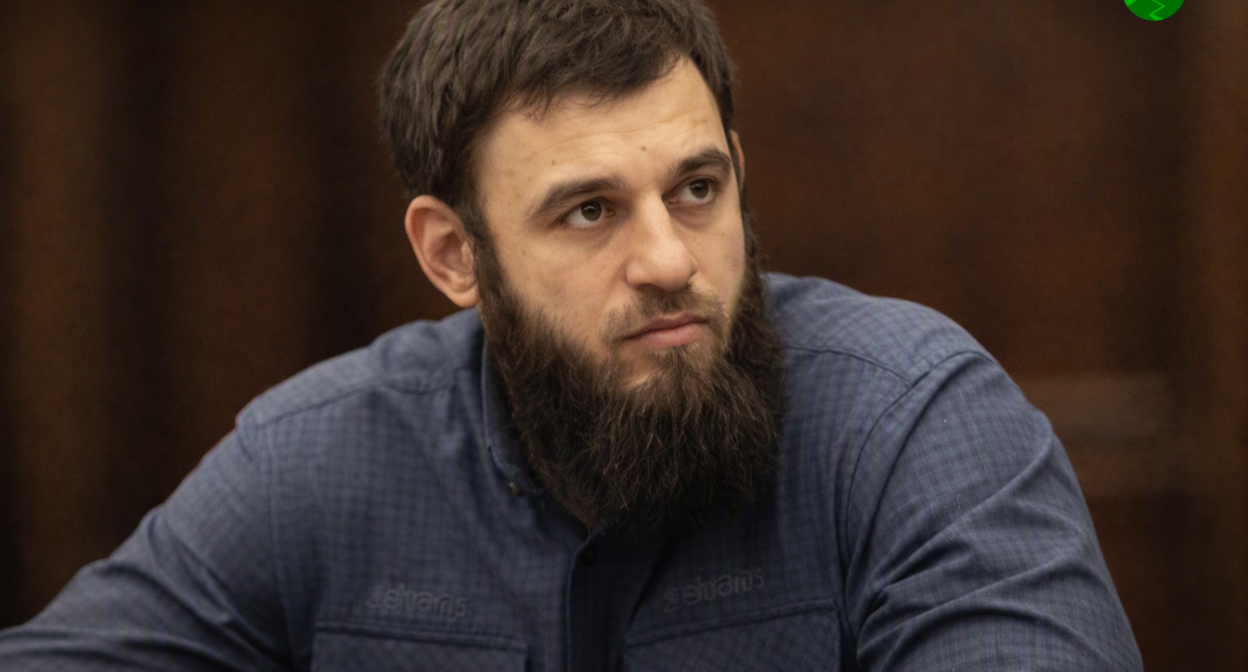 Якуб (Ибрагим) Закриев. Фото: chechnya.gov.ru. Иллюстрация создана «Кавказским узлом» с помощью ИИ в программе Copilot