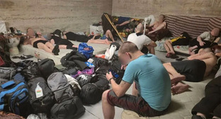 Граждане Украины, удерживаемые на КПП в пограничном пункте "Дарьяли". Скриншот видео https://www.facebook.com/watch/?v=2037188190424488 принадлежит компании Meta деятельность которой запрещена в России
