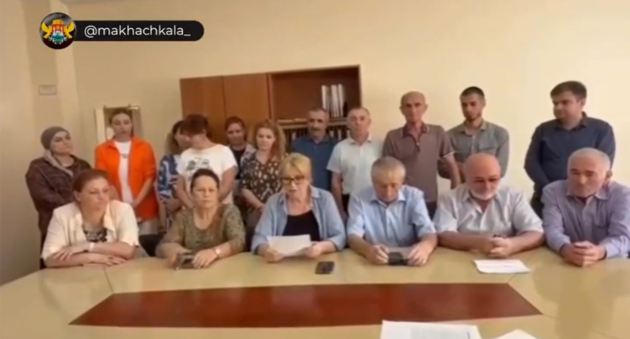 Преподаватели колледжа в Каспийске записывают видеообращение к врио главы Дагастана Федору Щукину. Кадр из видео на странице https://www.instagram.com/makhachkala_ (деятельность компании Meta (владеет Facebook, Instagram и WhatsApp) запрещена в России)