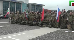 Группа бойцов в Грозном перед отправкой в зону СВО. Кадр из видео https://www.instagram.com/p/DdwyuuLxAjx (деятельность компании Meta (владеет Facebook, Instagram и WhatsApp) запрещена в России)