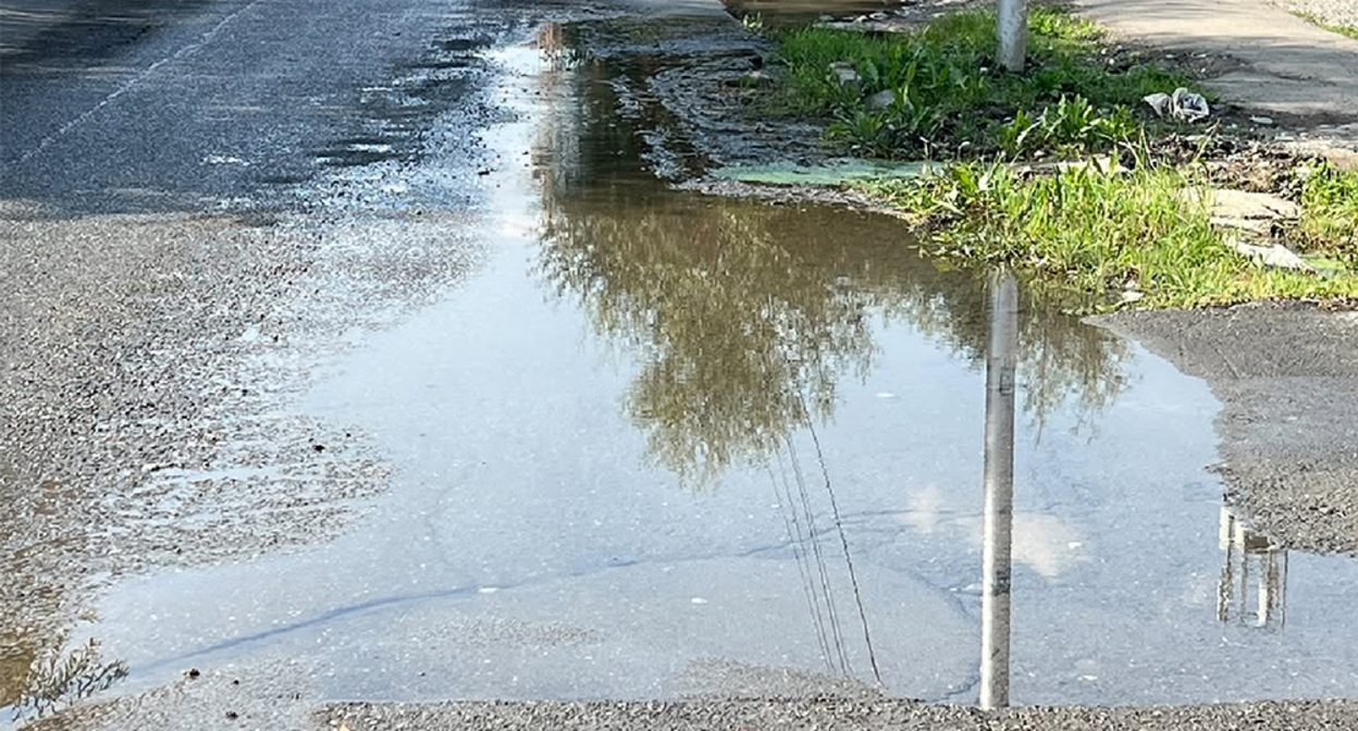 Порыв водопровода на улице Курсантов-Кировцев во Владикавказе. Скриншот публикации https://www.instagram.com/northossetia/p/DdwtwPHDpAu (деятельность компании Meta (владеет Facebook, Instagram и WhatsApp) запрещена в России)