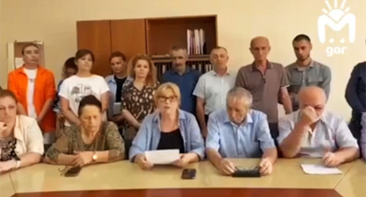 Преподаватели колледжа в Каспийске записывают видеообращение к врио главы Дагастана Федору Щукину. Кадр из видео на странице https://www.instagram.com/makhachkala_ (деятельность компании Meta (владеет Facebook, Instagram и WhatsApp) запрещена в России)