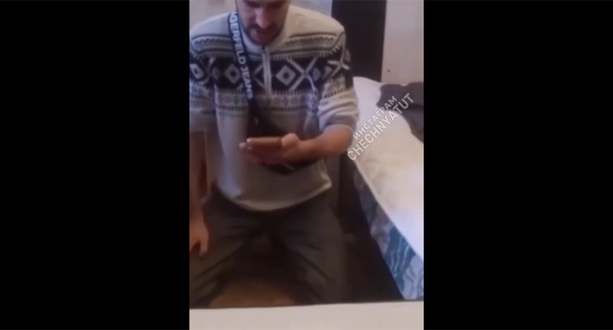 Стример из Москвы приносит извинения на камеру перед жителями Чечни. Кадр из видео https://www.instagram.com/chechnyatut/reel/DeCG2bOItkO (деятельность компании Meta (владеет Facebook, Instagram и WhatsApp) запрещена в России)