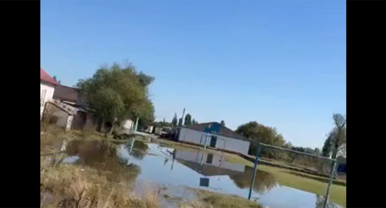 Двор школы в селе Шушановка. Кадр из видео https://www.instagram.com/golos.dagestan_/reel/DeKUKzLuOOj (деятельность компании Meta (владеет Facebook, Instagram и WhatsApp) запрещена в России)