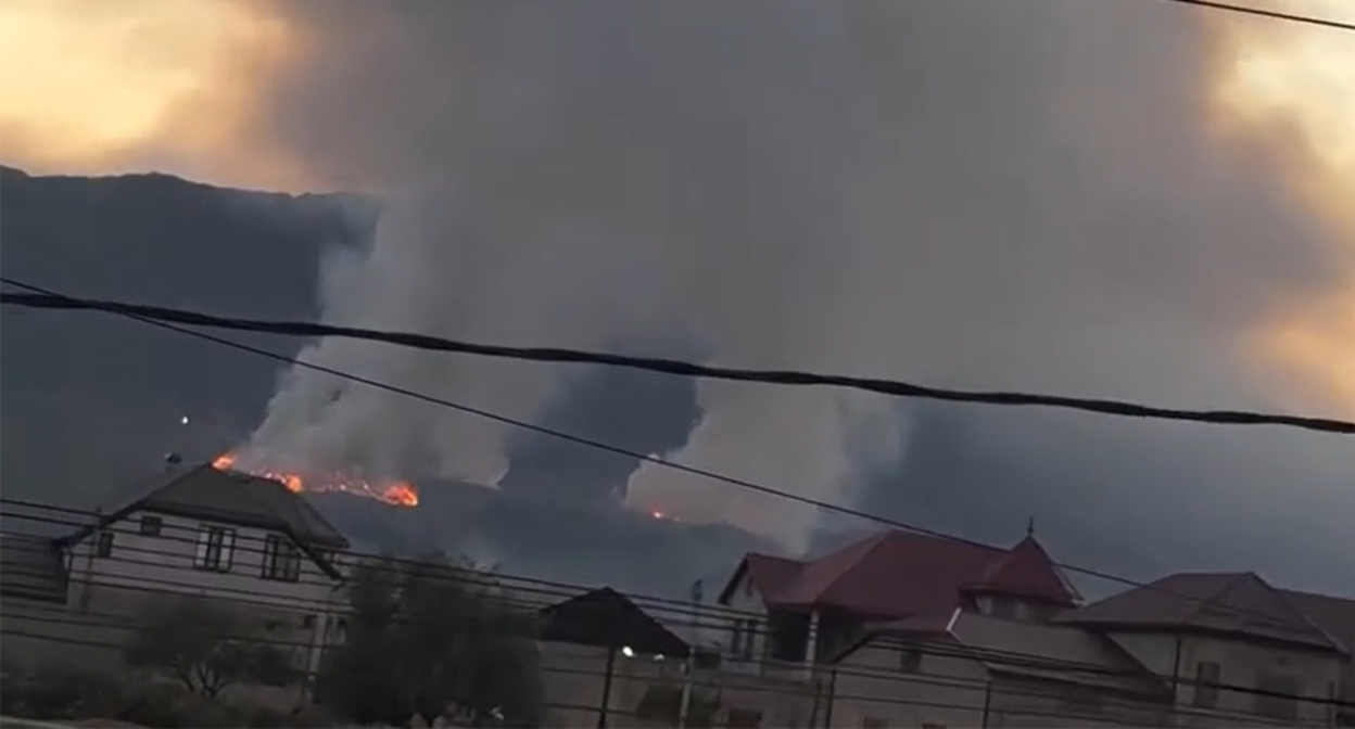 Пожар на свалке под Махачкалой. Кадр из видео https://www.instagram.com/p/DeU0NwVx3Pi (деятельность компании Meta (владеет Facebook, Instagram и WhatsApp) запрещена в России)