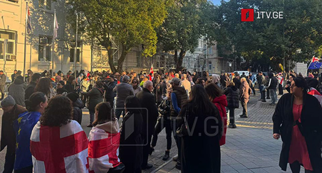 Акция протеста перед Конституционным судом в Батуми. Фото: https://1tv.ge/lang/ru/news/v-batumi-prokhodit-akcija-protesta-pered-konstitucionnym-sudom/