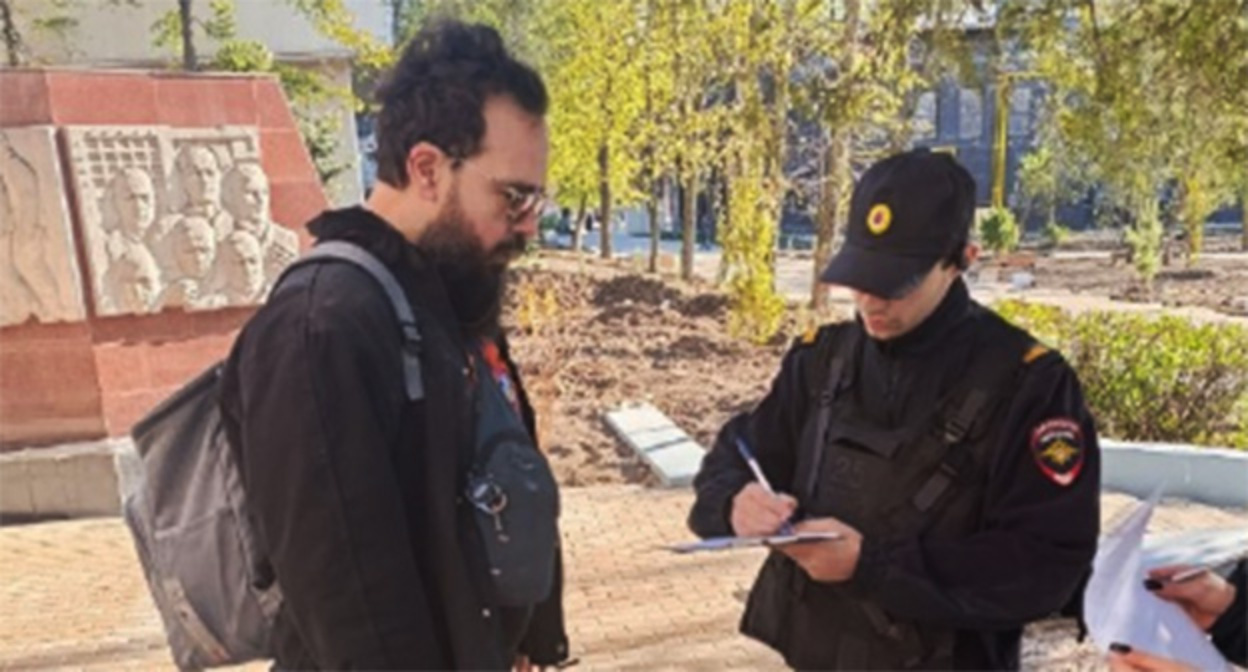 Ростовский активист общается с полицией. 30 октября 2026 г. Фото: https://t.me/rassvet_rostov/429
