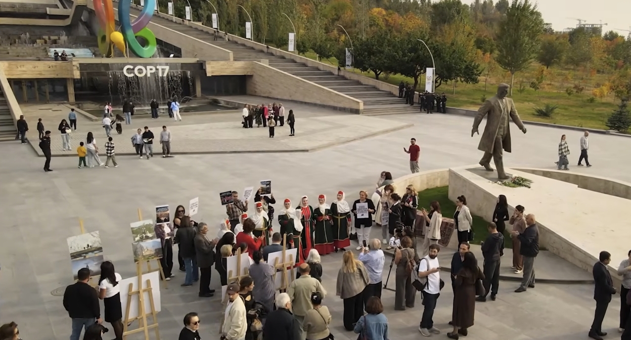 Акция “Откройте для себя Арцах. Давайте познакомимся!” возле входа в “зеленую зону” COP17. Кадр видеосюжета 
Artsakh Public TV / YouTube