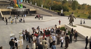Акция “Откройте для себя Арцах. Давайте познакомимся!” возле входа в “зеленую зону” COP17. Кадр видеосюжета Artsakh Public TV / YouTube