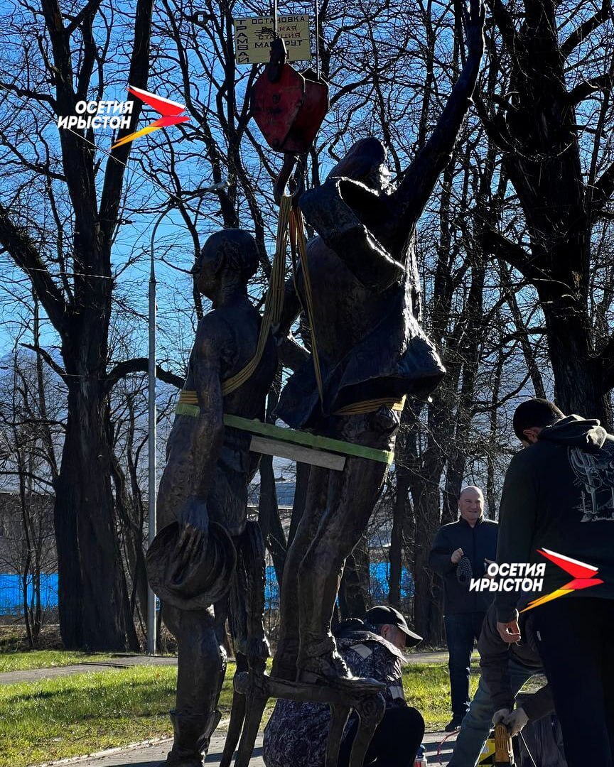 Кавказский Узел | памятник Бендеру и Воробьянинову во Владикавказе